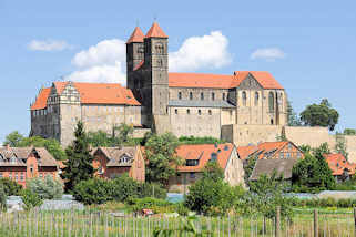 1_6371 Blick ber Gemsefelder zum Quedlinburger Schlossberg - romanische Stiftskirche St. Servatius, geweiht 1129; Renaissanceschloss aus dem 16./17. Jahrhundert jetzt Sitz vom  Stdtischen Museum.