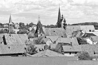 35_6341 Dcher der Altstadt von Quedlinburg - im Vordergrund die St. Blasii Kirche, re. davon die Kircht St. Benedikt / Marktkirche, lks. der Kirchturm  die St. Aegidii Kirche.