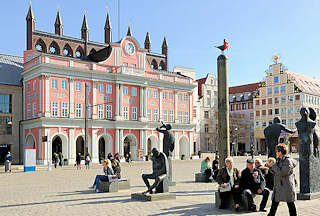 8020 Rathaus Rostock - Ursprungsbau im 13. Jahrhundert; barocker Umbau 1726 - historische Architektur der Hansestadt. Im Vordergrund der Mwenbrunnen auf dem Neuen Markt, Bildhauer Waldemar Otto.