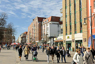 8054 Fussgnerzone am Universittsplatz Rostock / Krpeliner Strasse; mehrstckige Geschftshuser, Lden / Geschfte - Passanten.