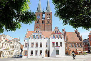 3414 Marktplatz von Stendal - im Vordergrund das historische Rathaus, erbaut im 15. Jahrhundert; dahinter die Kirchtrme der St. Marienkirche; Backsteingotik.