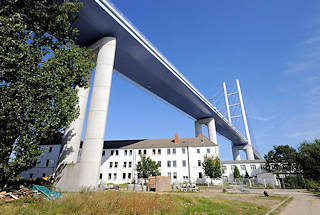 3820 Hochbrcke Rgenbrcke bei Stralsund - mehrstckiger Wohnblock unter dem Brckenzug.