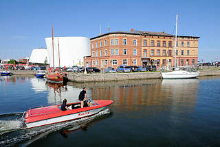 3846 Sportboot in Fahrt - Grnderzeitarchitektur; Teilansicht des Meeresmuseum im Hintergrund.