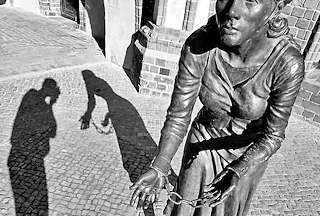 3195 Bronzeskulptur der Grete Minde am historischen Rathaus von Tangermnde; Bronzeplastik, Lutz Gaede / 2009. Grete Minde wurde 1617 fr einen Grossbrand in der Stadt verantwortlich gemacht und grausam hingerichtet.
