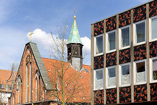 3363 Dach und Glockenturm der Heiligen Geistkapelle in Uelzen - 1320 als Bestandteil des Heiligen Geist Hospitals erbaut. Rechts Fassade eines Geschfsgebude - Brogbudes, Achitekur der 1970er Jahre.