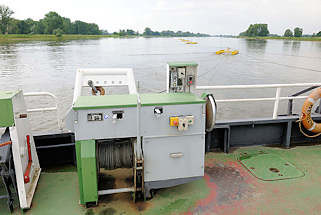 4243 Gierseilfhre ber die Elbe bei Werben - eine Gierseilfhre (auch „Gierfhre“ oder „Fliegende Brcke“ genannt) ist ein Fhrtyp, der zur Fortbewegung die Strmung des zu berquerenden Flusses ausnutzt. Die Fhre hngt an einem langen Drahtseil und der Druck des strmenden Wassers bewegt das Fhrschiff.