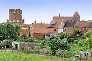 4266 Ansicht der Hansestadt Werben - Dcher der Fachwerkhuser; lks. der mittelalterliche Turm der Stadtmauer - re. die St. Johanniskirche