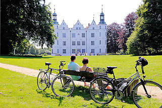 8808 Ahrensburger Schloss, Wasserschloss - Das Schloss ist eines der Hauptwerke der Renaissancearchitektur in Schleswig-Holstein; erbaut um 1597.