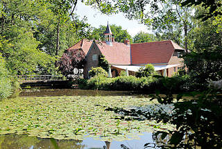 9816 Blick ber den Burggraben der Barmstedter Schlossinsel zum Schlossgefngnis.