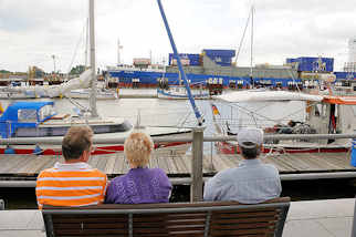 1111 Blick ber den Sportboothafen Brunsbttel an der Schleuse - ein Containerschiff hat die Schleusenkammer verlassen und fhrt in den Nord Ostsee Kanal ein.