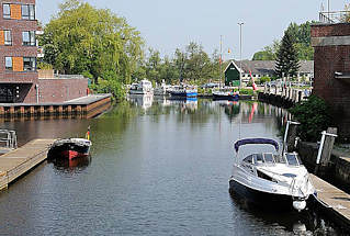 7502 Hafen von Buxtehude - mit Sportbooten schiffbare ESTE; Boote liegen am Steg.