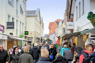 4070 Fussgngerzone mit historischen Geschftshusern - Nordersteinstrae in Cuxhaven.