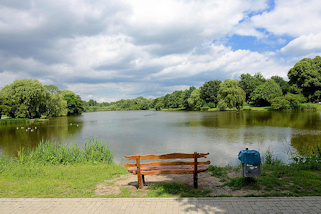 1073 Blick auf den Mhlenteich / Glinder Au - Bume am Wasser, blauer Himmel - weisse Wolken / Holzbank, Ruhebank am Ufer des Sees.