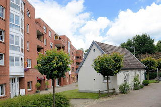 1081 Wohnblock / Neubau und historisches Deputatshaus an der Dorfstrae in Glinde - in den 1970er Jahren konnte der Abriss der alten Huser verhindert werden. Deputatshuser wurden Landarbeitern fr einen Teil ihres Lohns zur Verfgung gestellt.