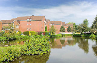 1395 Wohnsiedlung am Neuen Fleet in Glckstadt - mehrstckige Wohnhuser am Wasser.