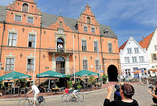 1438 Glckstdter Rathaus - erbaut 1874; errichtet nach dem historischen Vorbild des Vorgngergebudes von 1643.