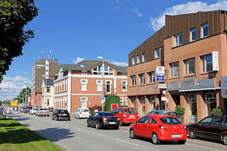 0047 Strassenverkehr in der Hamburger Strasse, Henstedt-Ulzburg; Geschftshuser / Lden.