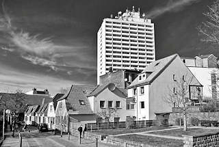 6810-2 Wohnhuser - Wohnblocks vor einem Hochhaus in Itzehoe - Schwarz Weiss Aufnahme, Architekturfotografie.