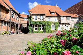 1573 Innenhof Kloster Lne - ehemaliges Benediktinerinnenkloster und heutiges evangelisches Damenstift in Lneburg; gegrndet 1172 - nach einem Grobrand 1380 in Backsteingotik wieder aufgebaut.