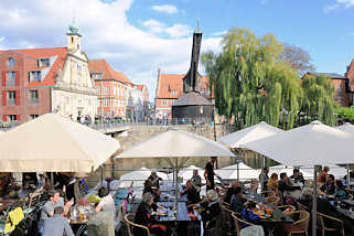 1937 Restaurant unter Sonnenschirmen am Hafen von Lneburg - im Hintergrund die Barockfassade vom Alten Kaufhaus und der Alte Kran am Hafenkai.