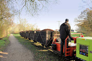 3391 Lorenbahn im Himmelmoor; mit Torf gefllte Loren der Torfbahn im Himmelmoor / Quickborn.