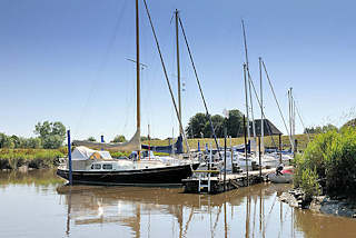 9507 Sportboothafen von Seester am Ufer der Krckau - im Hintergrund der Deich.