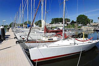 4805 Sportboothafen am Ufer der Schwinge - Segelboote am Steg.