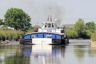 9177 Binnenschiff auf der Pinnau in Fahrt Richtung Hafen Uetersen.