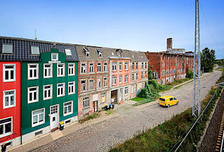 4462 Restaurierte und verfallene Wohnhuser an der Gterbahnstrecke Platter Kamp in Wismar.