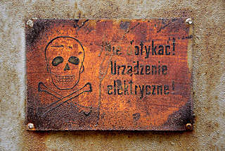 0058 Altes rostiges Schild mit Totenkopf; Aufschrift: Nie dotykać! Urządzenie elektryczne! - Nicht anfassen! Elektrische Anlage! 