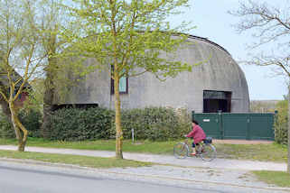 6677 (Halb) Rundes Reetdachgebude / Neubau mit bis zum Boden gezogene Eindeckung; Dorfstrasse in Ahrenshoop - Architekt Roland Nrpel.