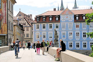 2688 Untere Brcke in Bamberg - Touristen und Einheimische auf der alten Brcke - im Hintergrund die Skulptur der Kaiserin Kunigunde und historische Architektur.