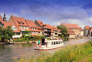 2709 Fahrgastschiff / Ausflugsschiff mit Touristen auf der Regnitz - am Ufer Wohnhuser Bambergs.