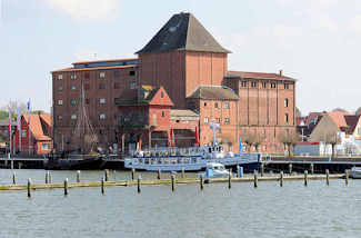 8736 Speichergebude mit Bandbrcke am Hafen / Osthafen von Barth; Industriedenkmal, das zum Apartmenthaus umgebaut werden soll.