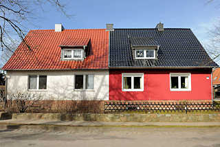 4863 Doppelhaus mit unterschiedlich farbig gestalteter Fassade am Burgwall von Bergen auf Rgen.