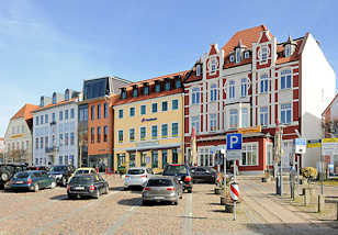 4874 Restaurierte Wohnhuser / Geschftshuser am Markt von Bergen auf Rgen; Parkplatz, parkende Autos / PKW.