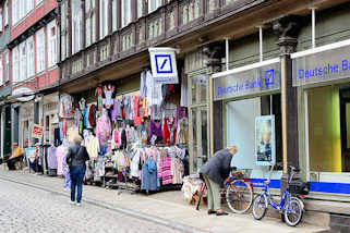 11_1269 Lange Strasse, Blankenburg / Harz - Geschftsstrasse der Stadt; Filiale Deutsche Bank, Modegeschft.