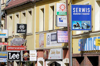 2739 Hausfassade / Geschfte mit  Werbeschildern an der Hausfassade - Architektur in Bunzlau / Bolesławiec.