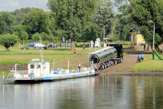 6455 Elbfhre ber die Elbe in Coswig / Anhalt; die Gierseilfhre hat einen Tanklastzug ber den Fluss gebracht.