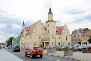 8016 Rathaus der Stadt Coswig (Anhalt) - Marktplatz als Parkplatz, Autoverkehr auf der Schlostrae.