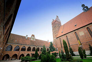0216 Kollegiatskirche in Dobre Miasto / Guttstadt, Polen - dreischiffige gotische Hallenkirche, errichtet 1357 - 1389 - Backsteinarchitektur. Stiftsgebude, Innenhof mit Grnanlage.