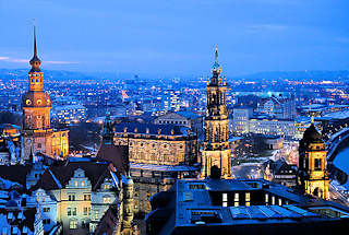 1952 Blaue Stunde ber den Dchern von Dresden - rechts der Turm vom Oberlandesgericht Dresden, die Hofkirche und der Turm des Rezidenzschlosses.