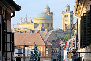 0376 Blick ber den Dob PLatz in Eger ber die Dcher der Stadt zur Kuppel und Trmen der Basilika.