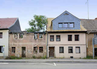 7863 Wohnhuser in der Lutherstadt Eisleben; neu + alt - restauriert und bewohnt / verfallen mit groem Baum im Dach.