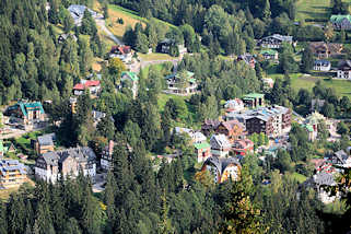 3207 Blick auf den Ort Špindlerův Mln / Spindlermhle im tschechischen Riesengebirge - Spindlermhle ist die erste Ortschaft an der Elbe. Frher gab es dort eine Glashtte und  Kupfer / Silberbergwerke - heute Tourismus, Wintersport.