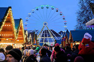 1714 Weihnachtsmarkt in der Thringer Landeshauptstadt Erfurt - beleuchtete Marktbuden - Riesenrad, Weihnachtsrad; blaue Stunde / Sonnenuntergang