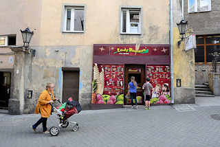 141_5474 Eisdiele / Eisverkauf mit bunter Fassade, Eissorten - Kinder vor dem Geschft, graue Hausfassaden in Kłodzko / Glatz.