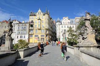 21_5398 Skulpturen / Brckenfiguren der Johannisbrcke / Brcktorbrcke - mittelalterliche Steinbogenbrcke in Kłodzko / Glatz; Blick zur Altstadt - Touristen berqueren die historische Brcke