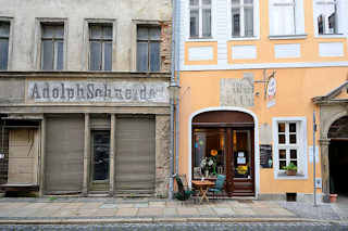 5014 Wohn- und Geschftshuser in Grlitz - Geschfte im Erdgeschoss; eines der Gebude ist renoviert, das andere bentigt Farbe; alt + neu.