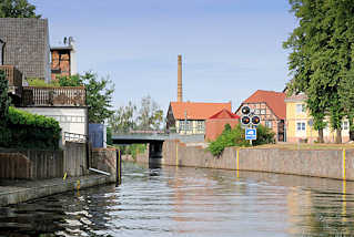 0480 Elde Mritz Wasserstrasse durch Grabow - im Hintergrund Fachwerkhuser und Fabrikschornstein.